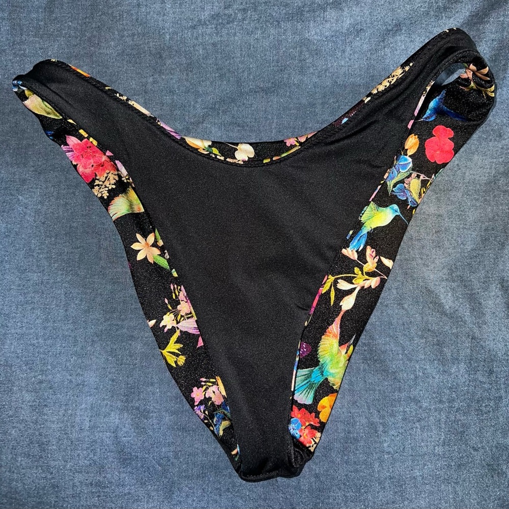 🌸 VICTORIA’S SECRET Bikini Bottoms; Size Small - Picture 5 of 7